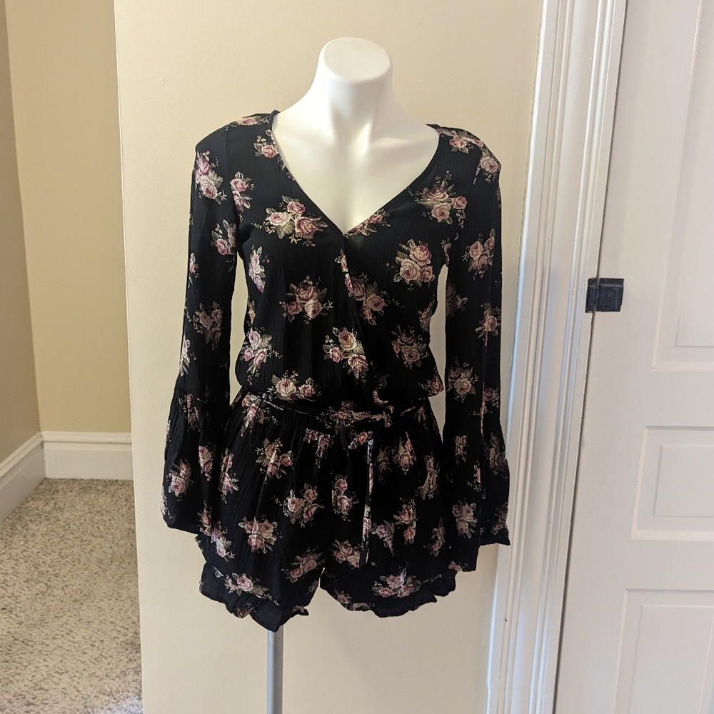 American Eagle Outfitters black crinkle material floral romper size XS